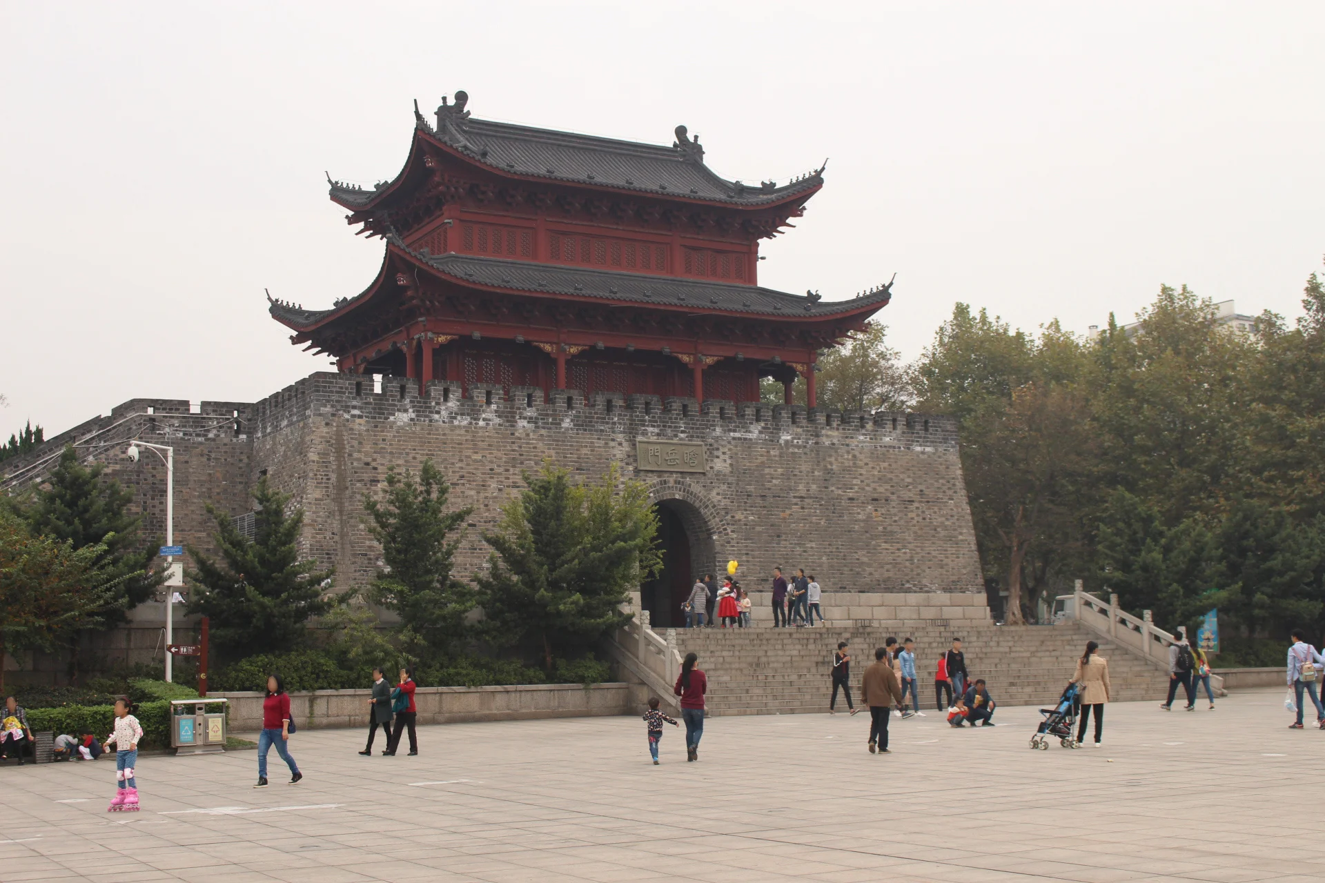 Yueyang Tower — The Hunan Literary Landmark That Still Works Through Lake Edge And Civic Symbolism image 2