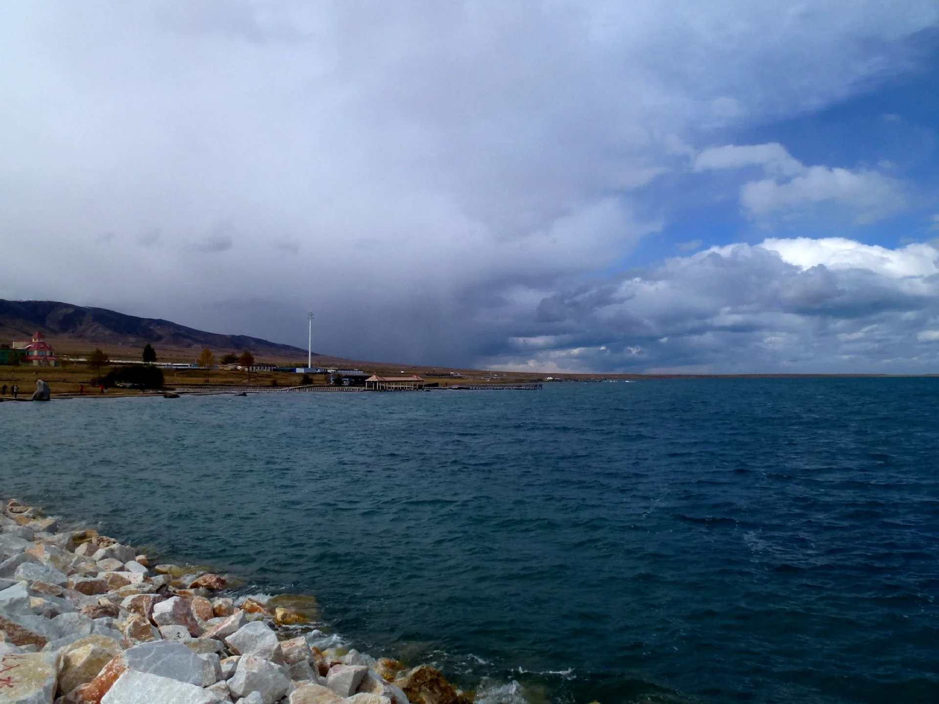Qinghai Lake — The Plateau Lake That Works Through Horizon, Wind, And Sheer Inland Scale image 2