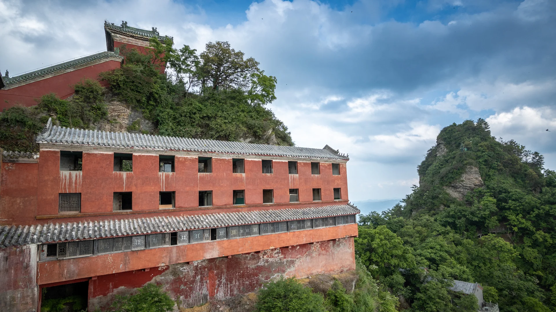 Wudang Mountains — The Taoist Mountain Complex Where Architecture, Peaks, And Practice Still Align